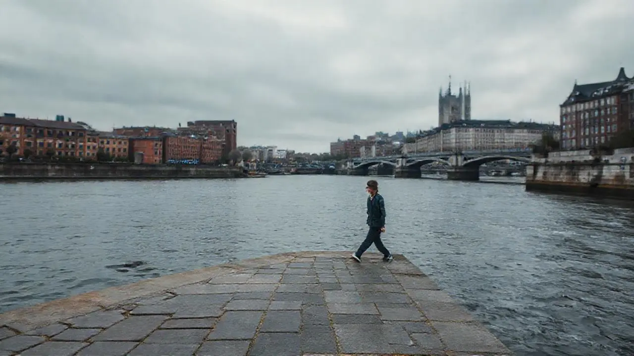 Escena urbana tranquila, con profundidad y atmósfera