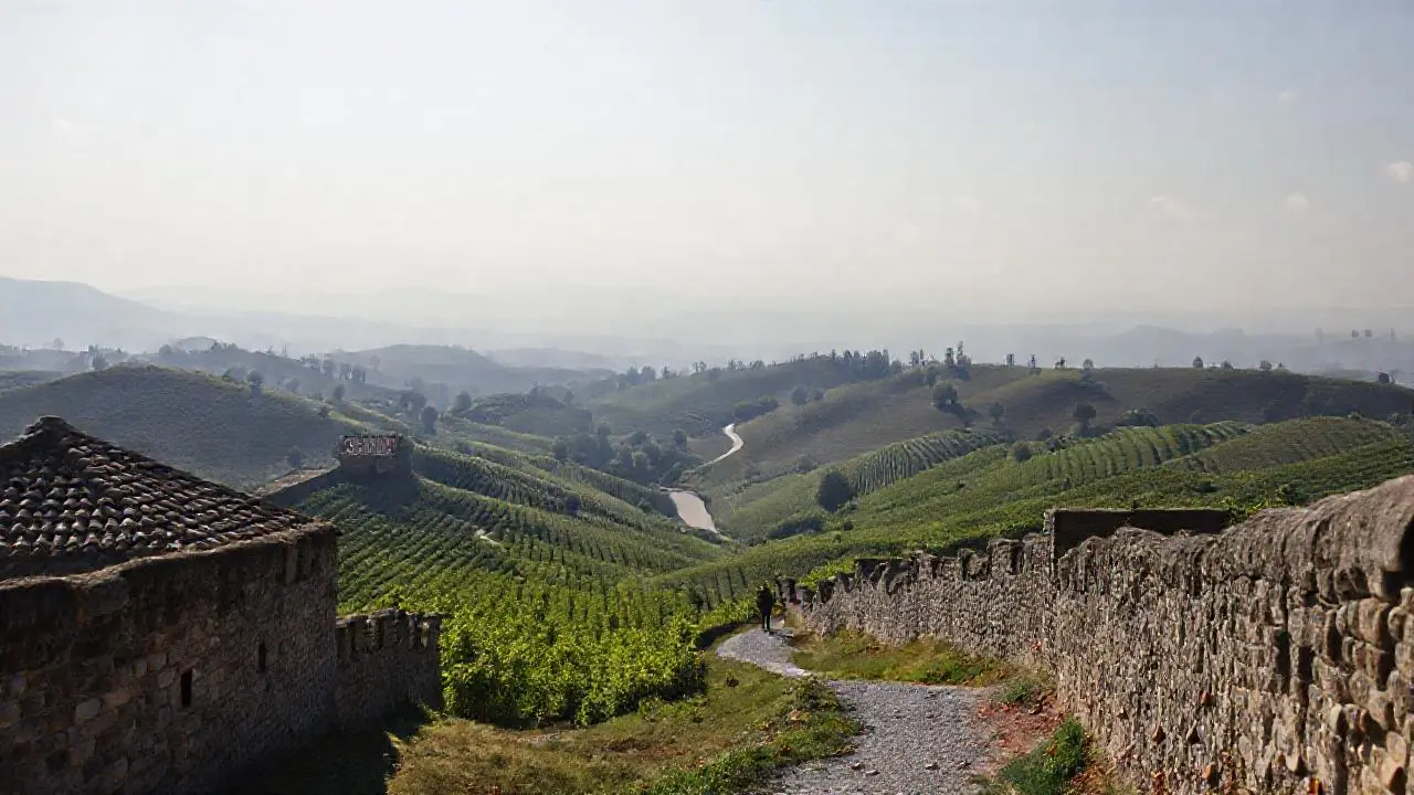 Paisaje rural, brumoso, antiguo y extenso