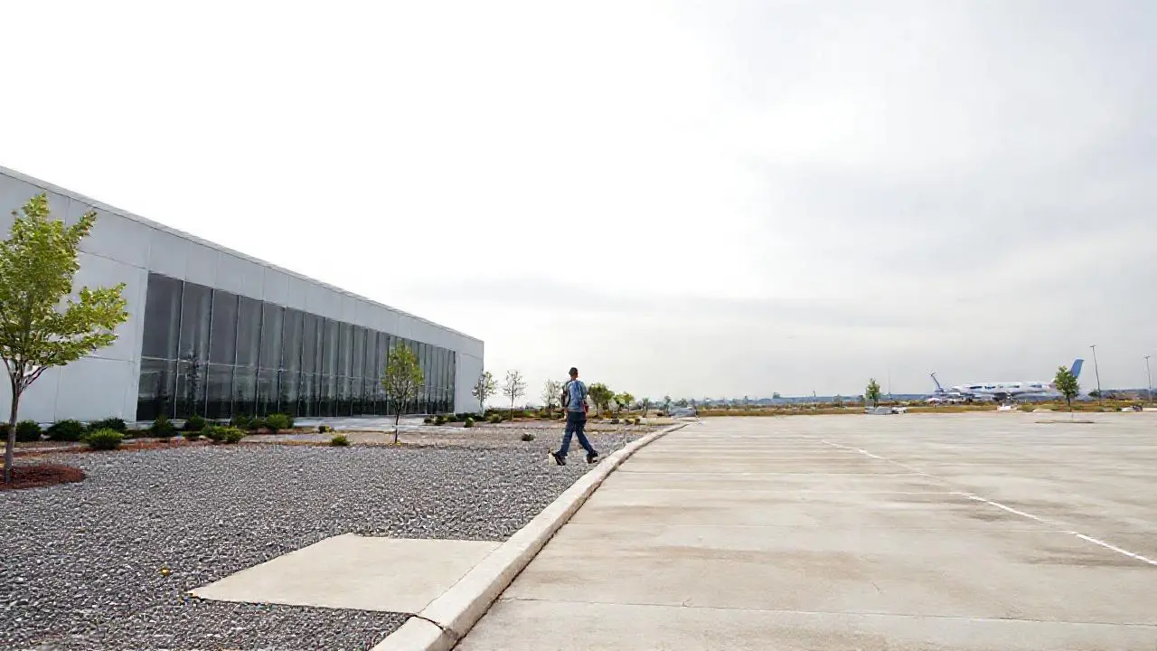 Día gris, arquitectura moderna y figura solitaria