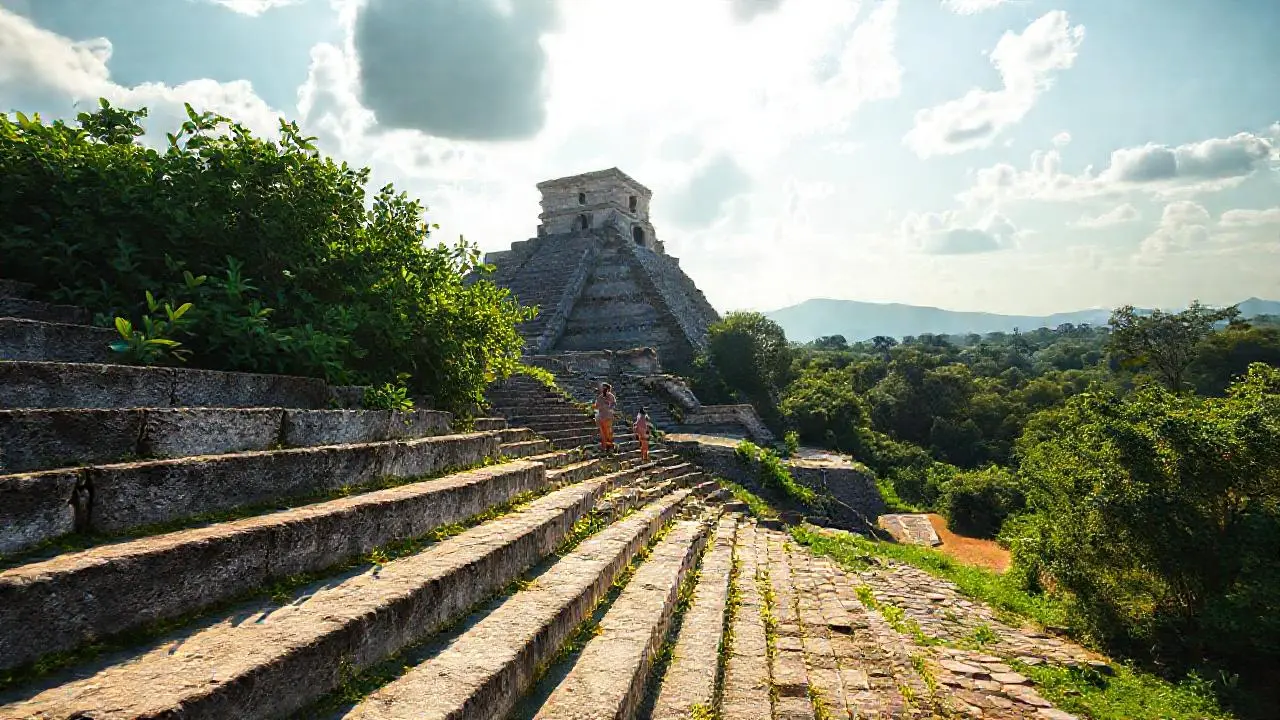 Piramíde mayense, naturaleza exuberante y luz cálida