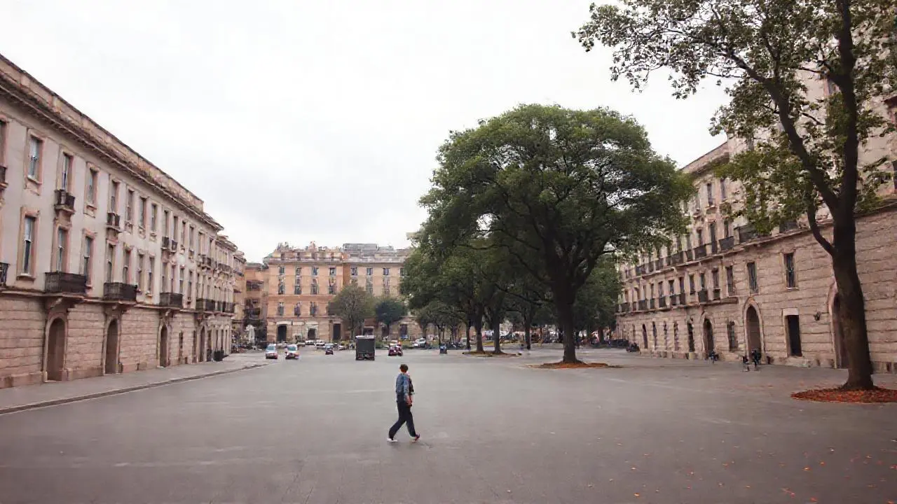 Escena urbana tranquila, luz difusa y sutil