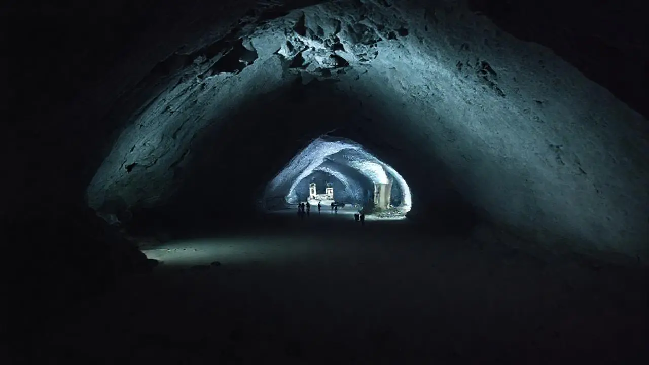 Caverna vasta, silenciosa y llena de misterio