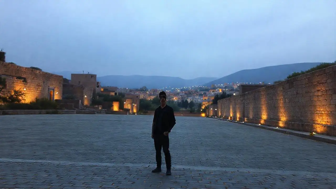 Atmosférica escena urbana al atardecer