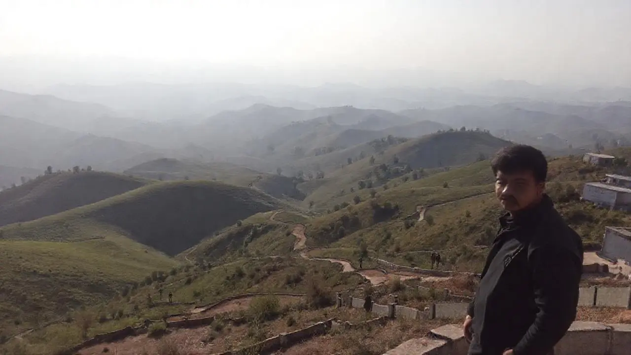 Paisaje sereno, vasto y ligeramente brumoso
