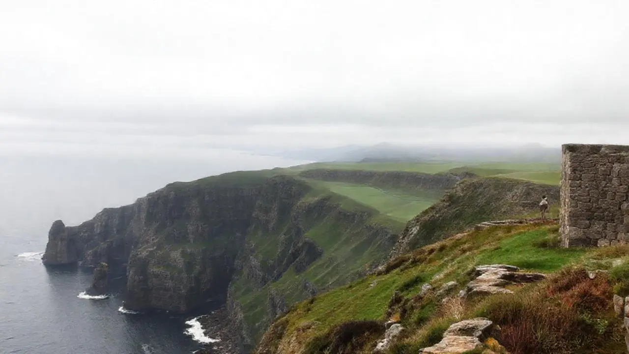 Paisaje costero vasto, tranquilo y natural